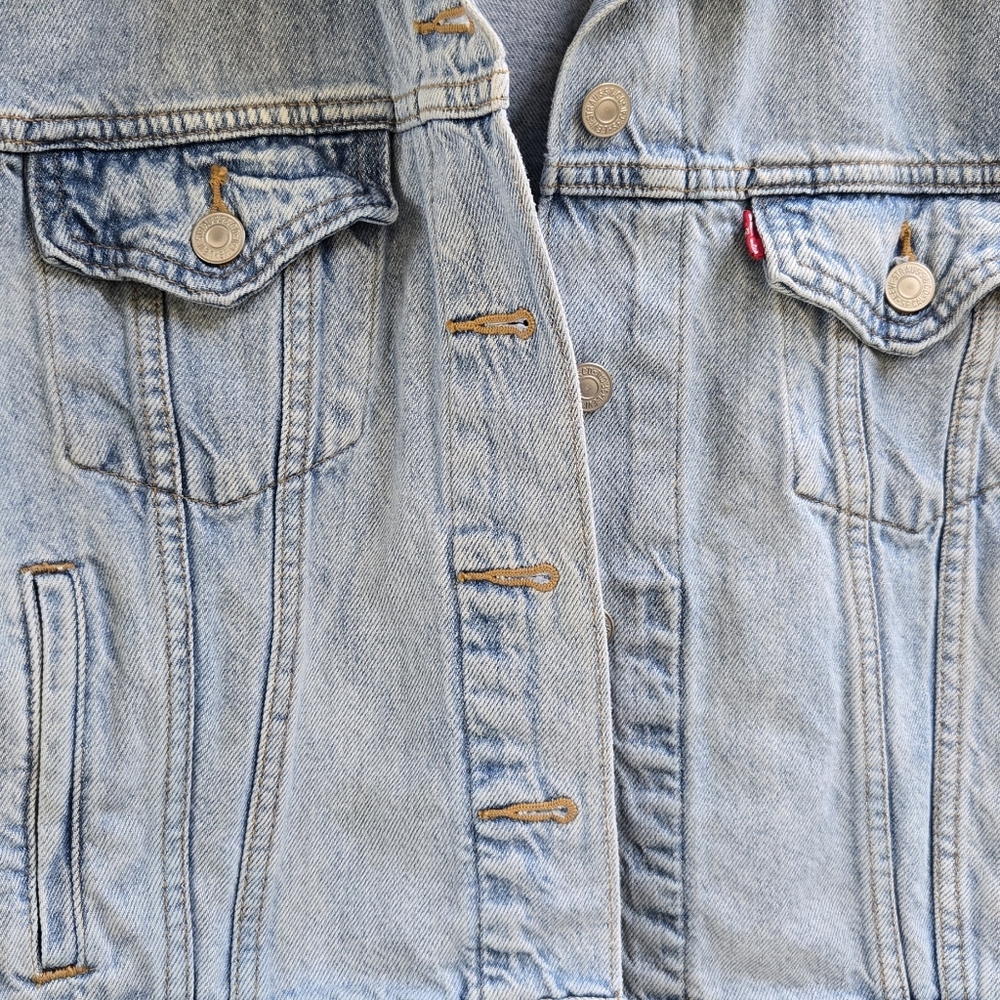 Levi's Light Wash Cropped Denim Jacket - Picture 3 of 8